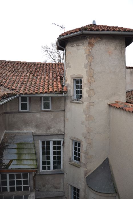 façades sur cour, vue partielle