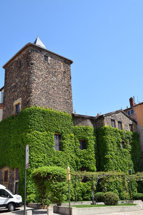 façade sur la place