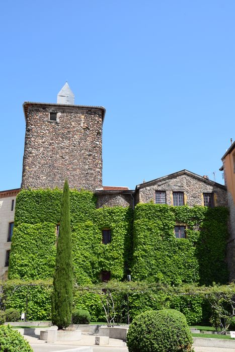 façade sur la place