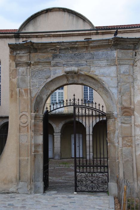 portail d’accès au cloître