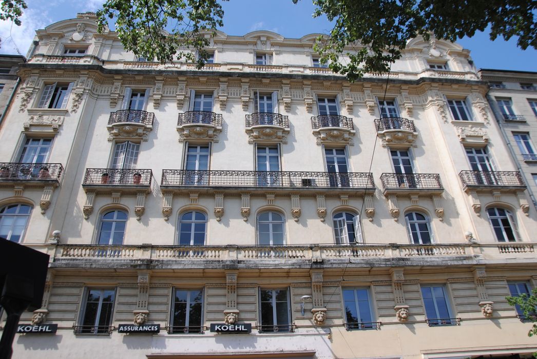 façade sur rue, vue partielle