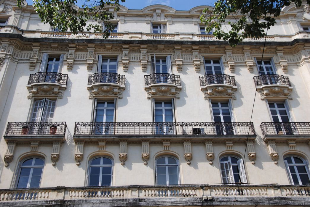 façade sur rue, vue partielle