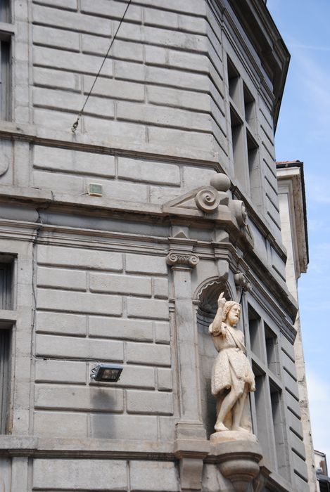 façades sur rue, détail de la niche d’angle