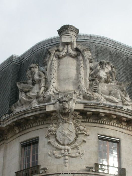 façades sur rue, détail du traitement de l’angle de la toiture