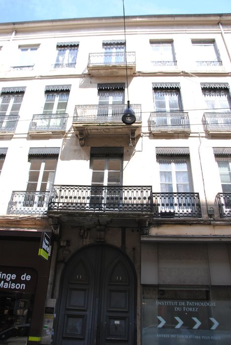 façade sur rue, vue partielle