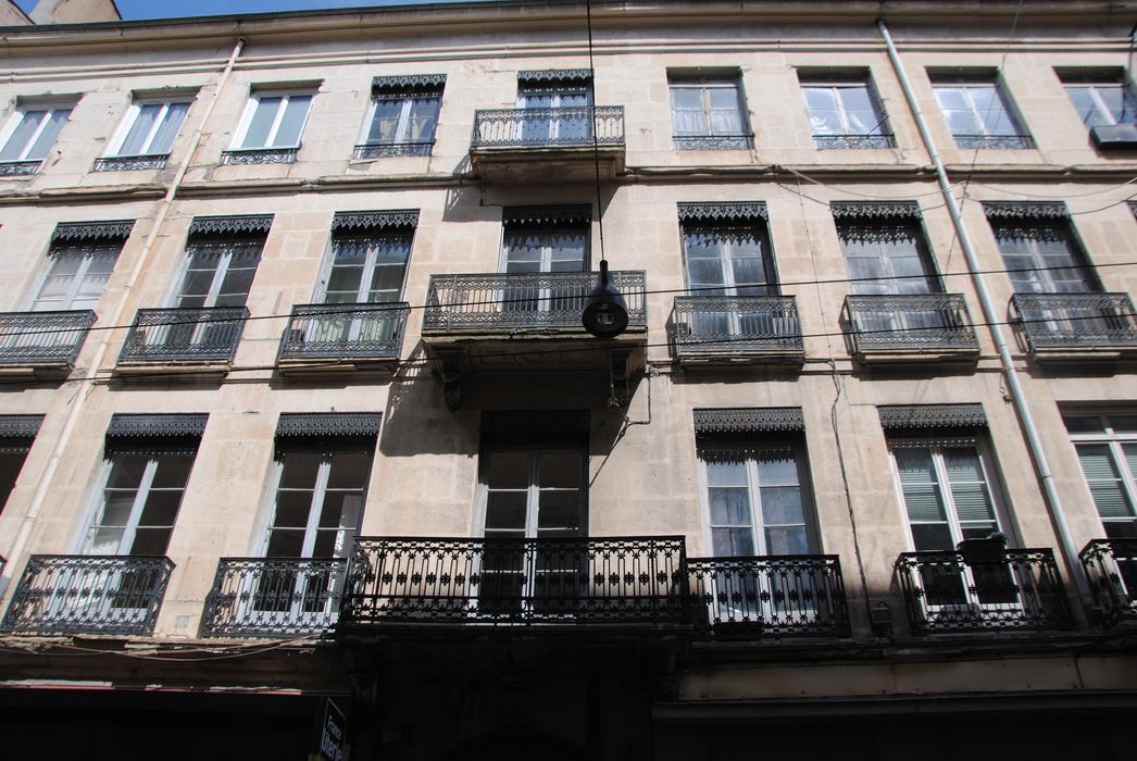 façade sur rue, vue partielle