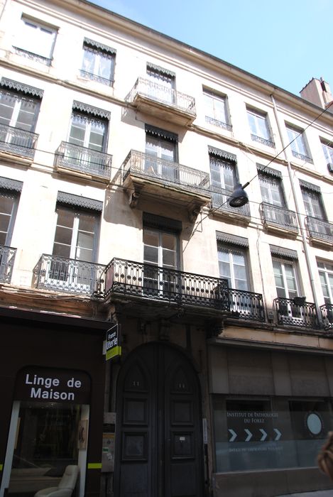 façade sur rue, vue partielle