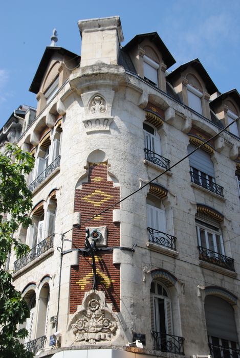 façades sur rues, vue partielle