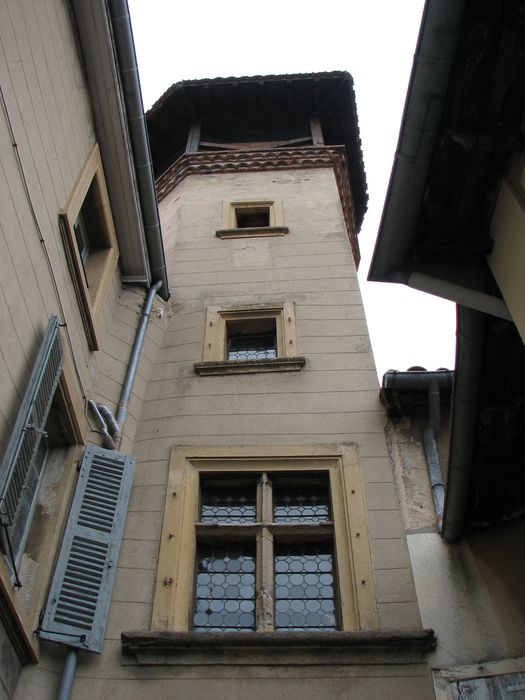 vue partielle de la façade en fond de courette