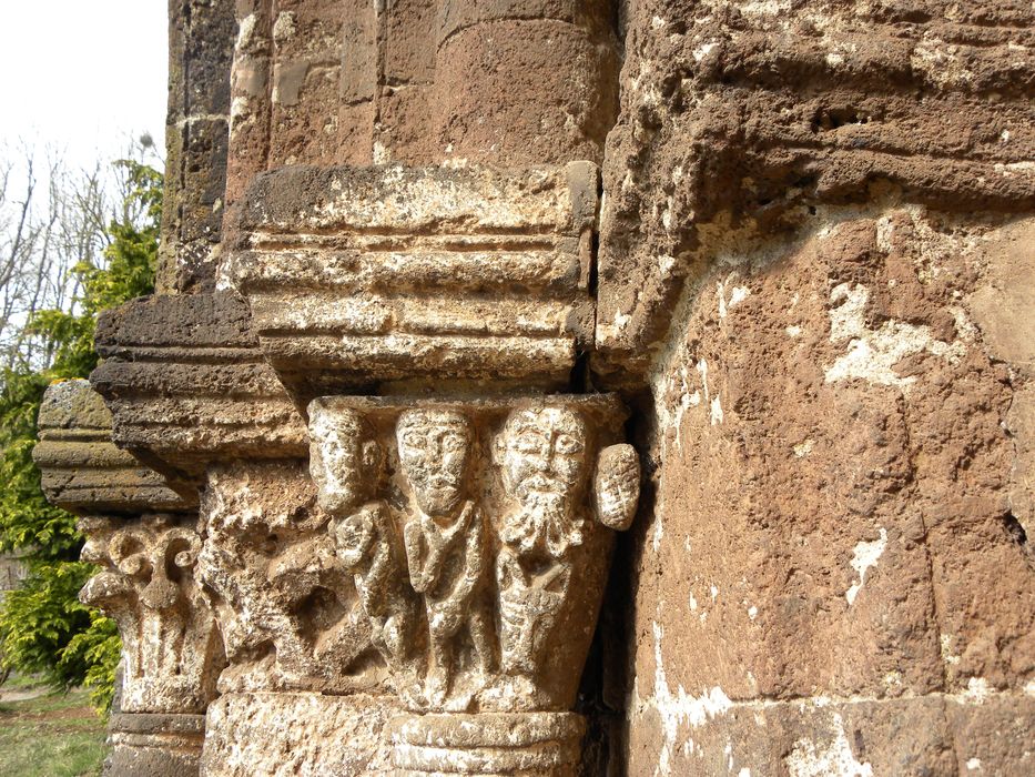 portail ouest, détail des chapiteaux sculptés