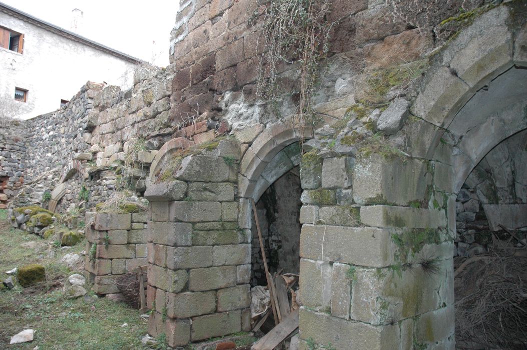 vestiges de l’ancien cloître, vue partielle