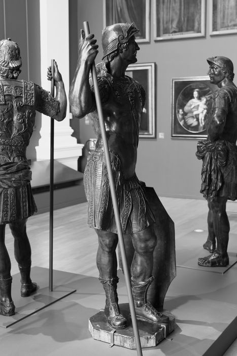 statues (grandeur nature) : guerriers de la légion thébaine (décor de l'ancienne chapelle Saint-Maurice du refuge)