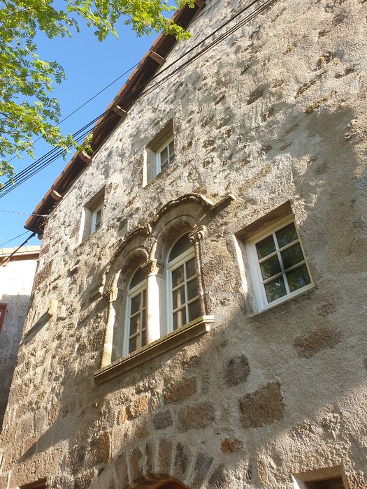 façade sur rue, vue partielle