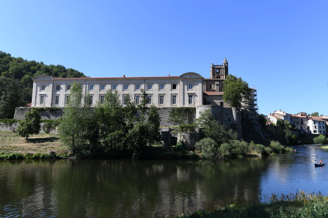 vue générale des bâtiments dans leur environnement depuis le Sud