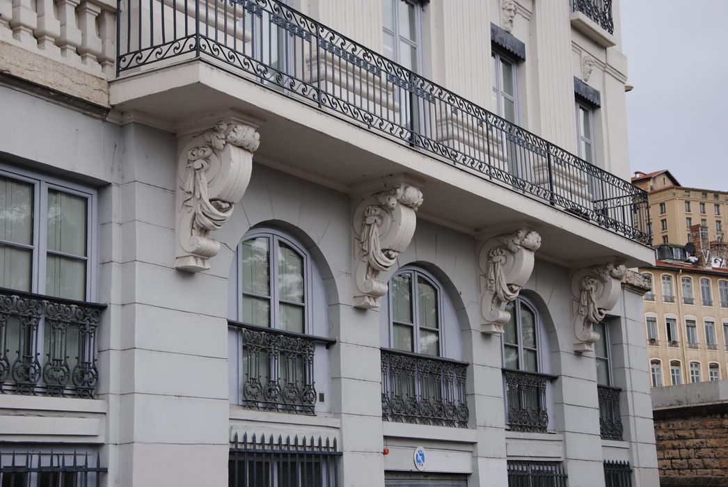 façade sur rue, détail du balcon