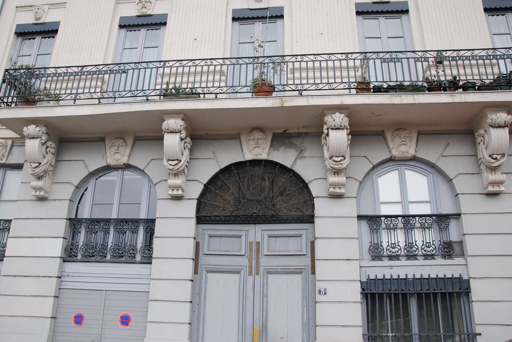 façade sur rue, vue partielle