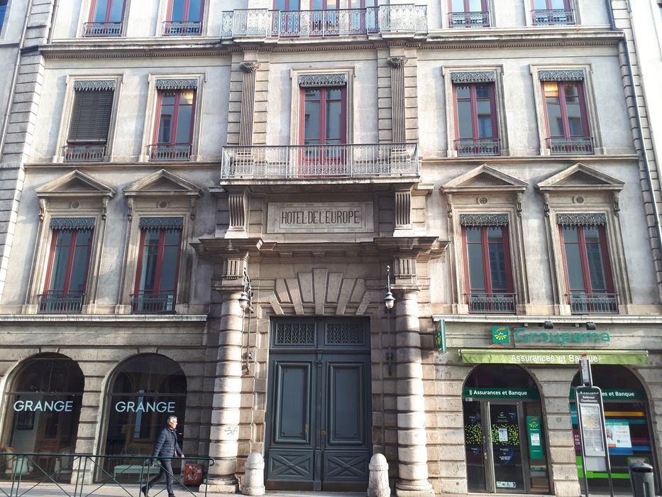 façade sur rue, vue partielle