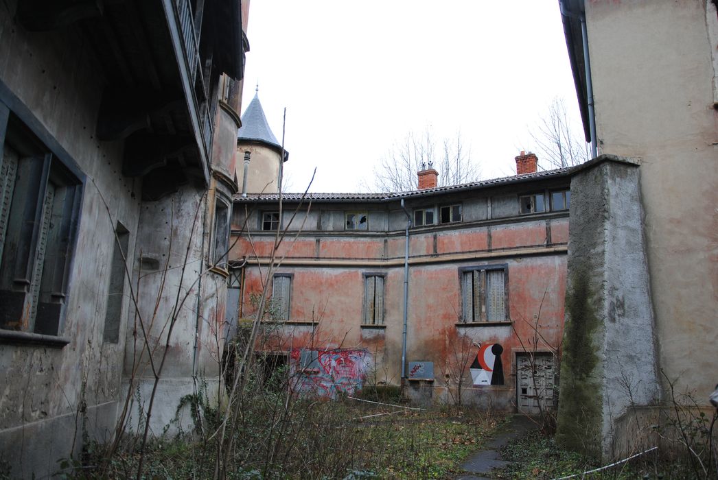 cour intérieure, vue partielle des façades