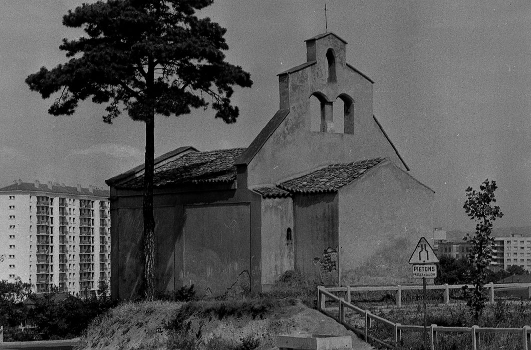 vue générale de la chapelle dans son environnement