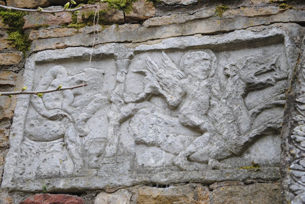 bas-relief réemployé dans la maçonnerie du mur de clôture