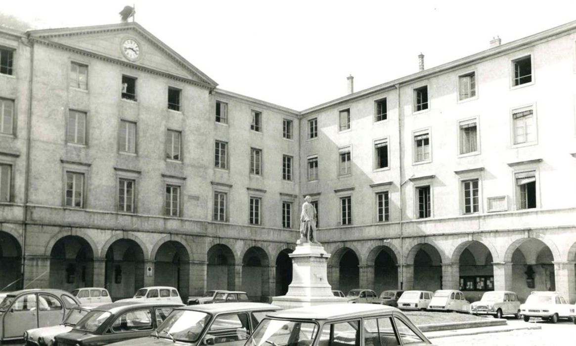 cour du cloître, vue partielle des façades