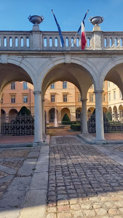 cour du cloître, vue partielle du portique