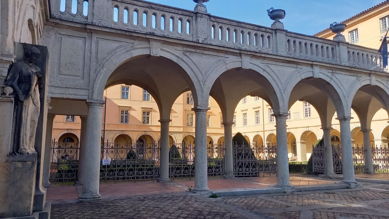 cour du cloître, vue partielle du portique