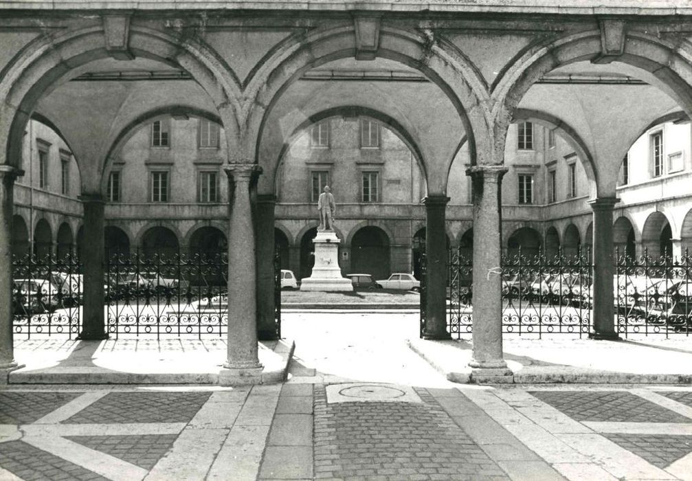 cour du cloître, vue partielle du portique