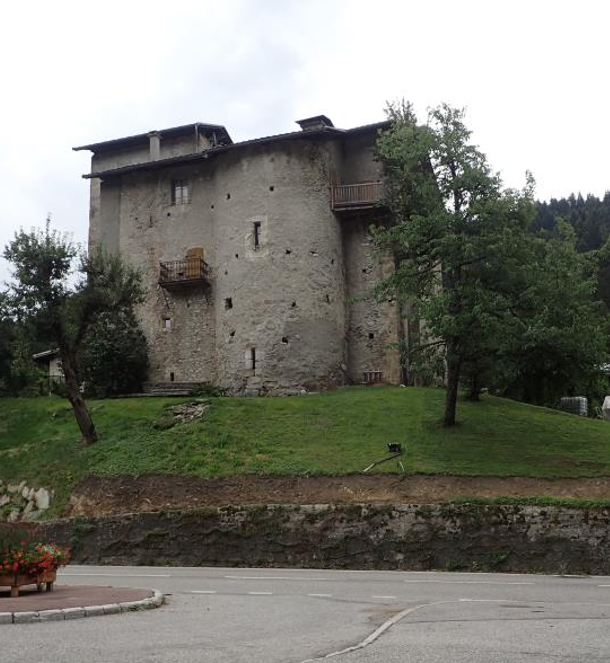 Maison forte, façade avec la tour