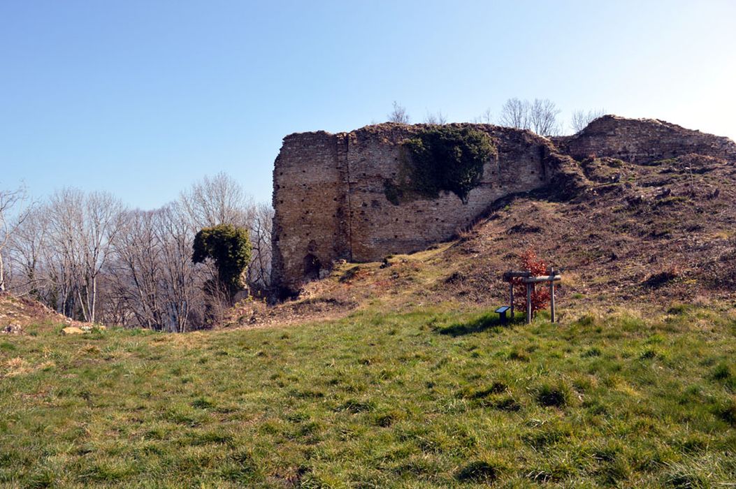 cour haute, vestiges de la chapelle, vue générale depuis l’Est