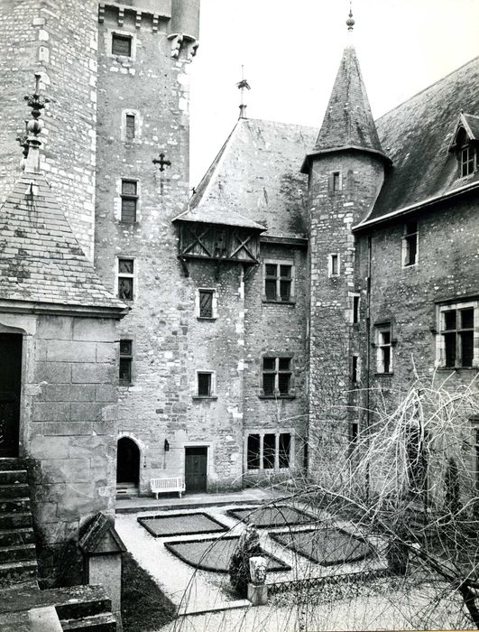 cour intérieure, façades ouest et nord