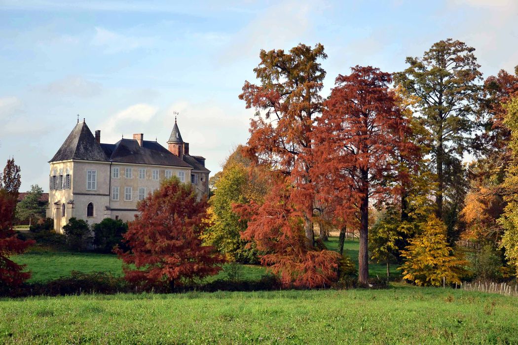 vue partielle du château dans son environnement depuis l’Est