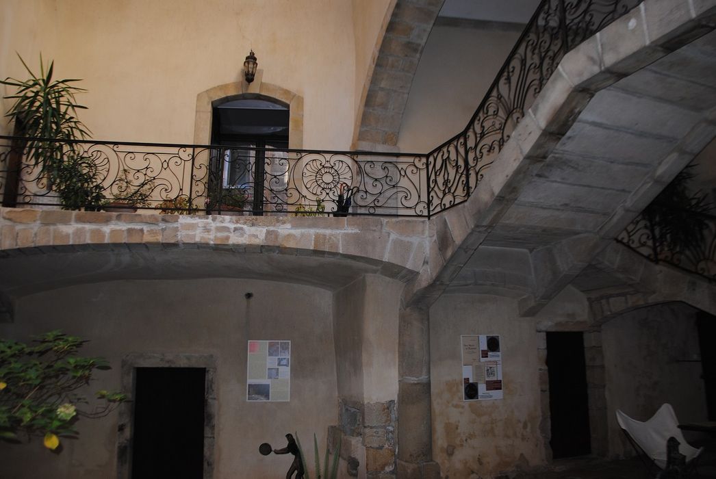 escalier monumental sur la cour intérieure