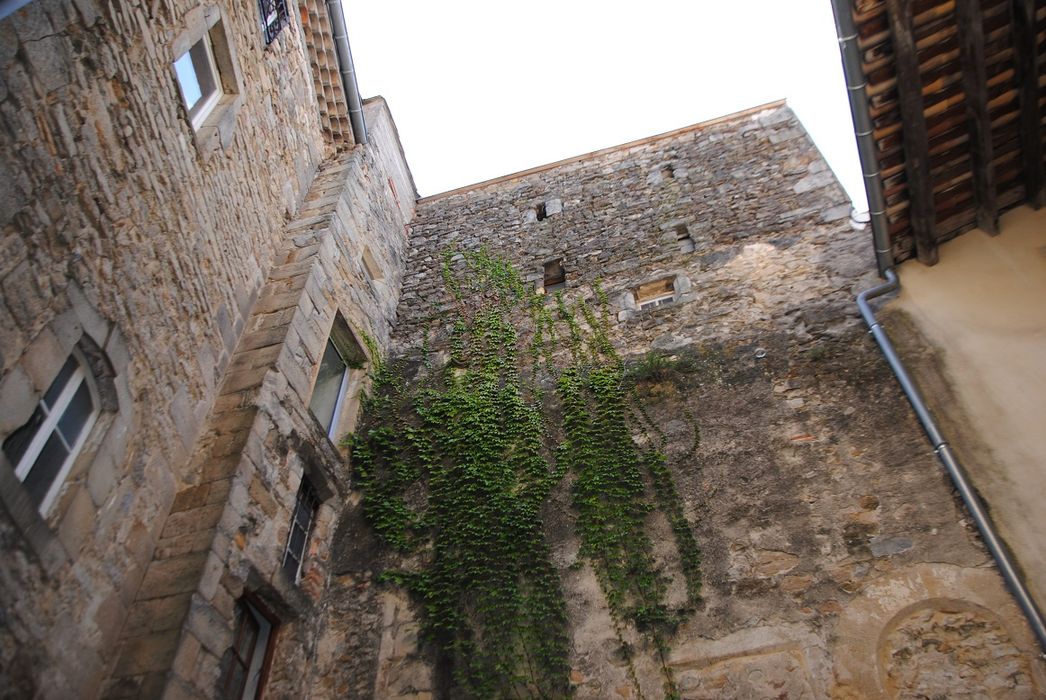 façade de la maison voisine dans la cour intérieure