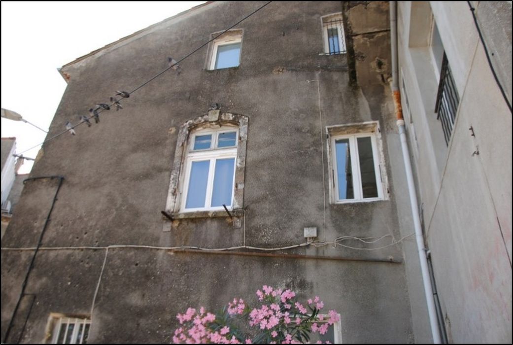 façade sur la place du Barry, vue partielle