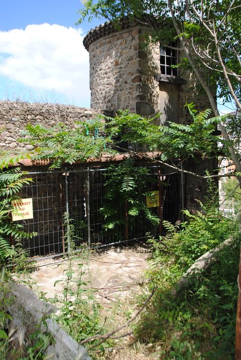 vue partielle de la tour depuis le jardin