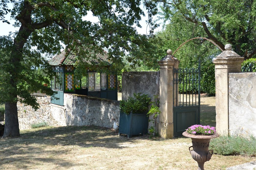 vue partielle du pavillon dans son environnement