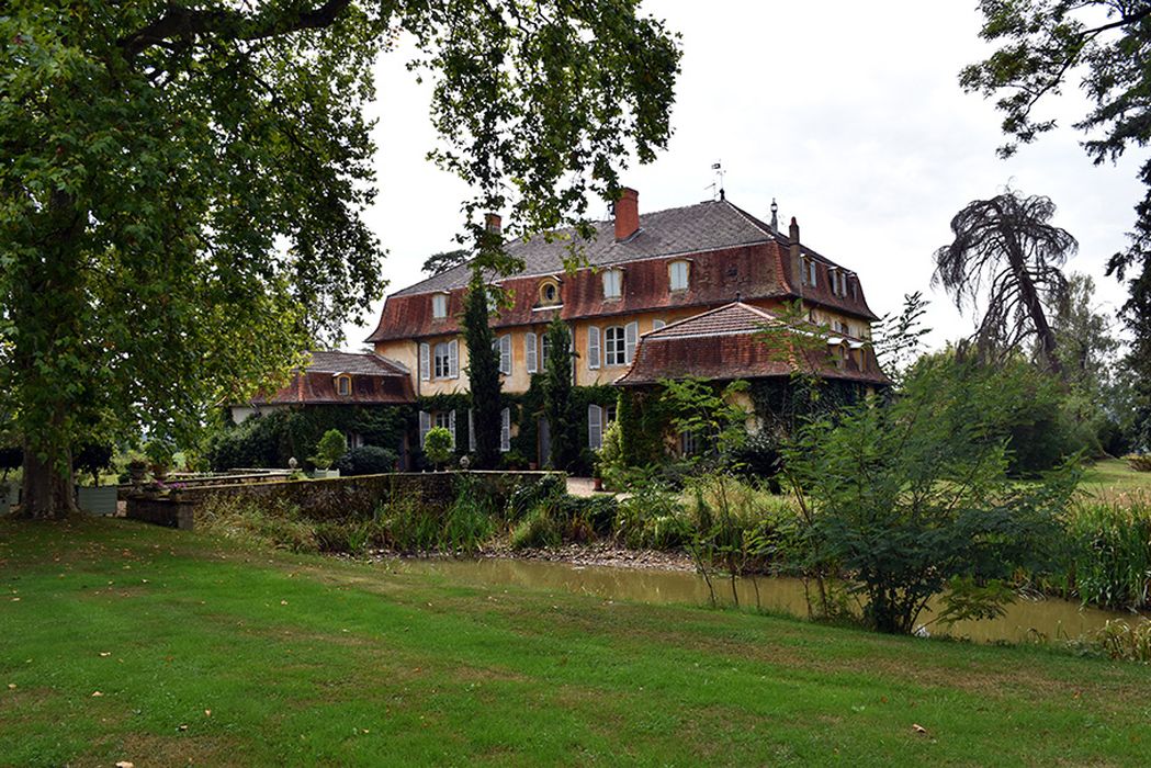 vue générale du château dans son environnement depuis le Nord-Est