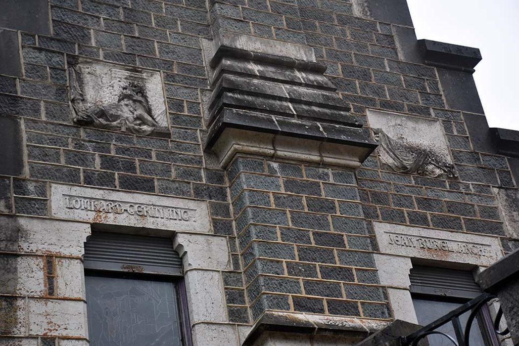 façade sud, détail des bas-reliefs décoratifs