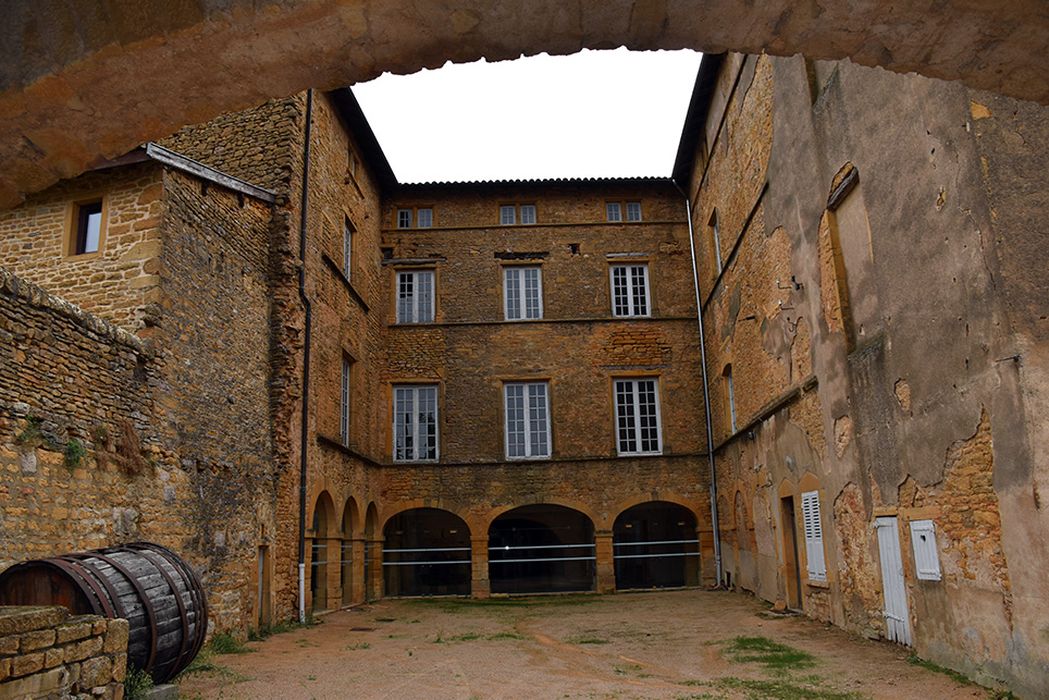 cour intérieure, façades sud, ouest et nord