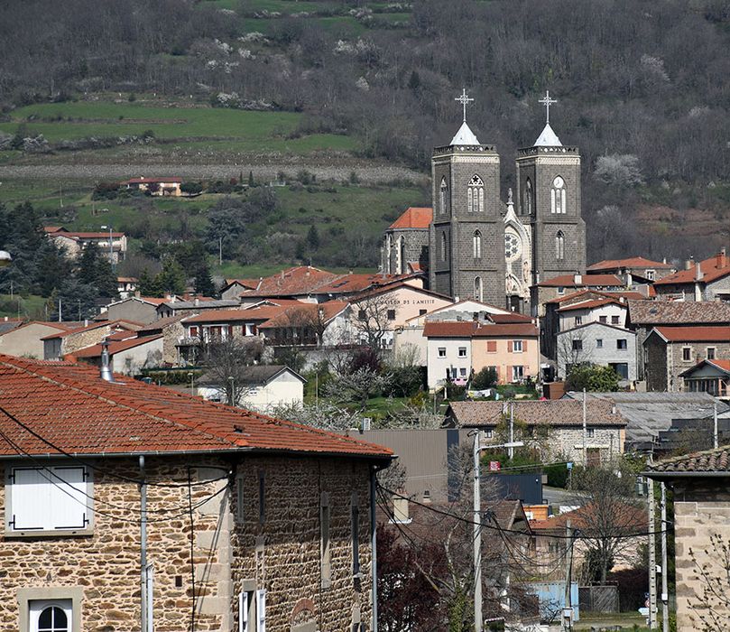 vue générale de l’église dans son environnement depuis le Sud-Est