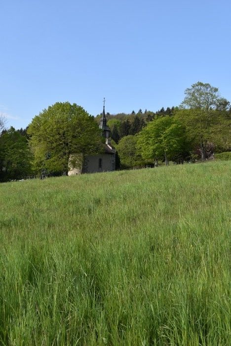 vue partielle de la chapelle dans son environnement depuis l'Est