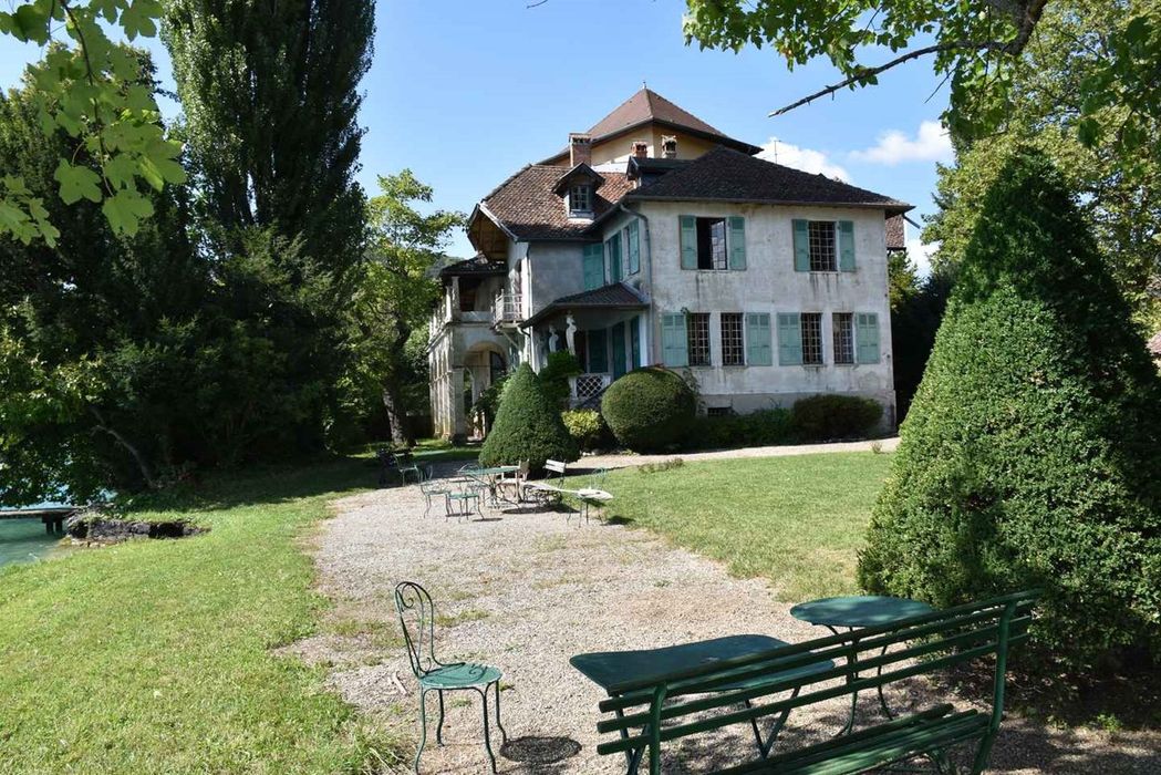 vue générale de la maison dans son environnement depuis le Sud