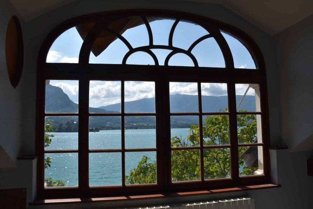 baie ouvrant au Sud-Ouest sur le lac d'Annecy et la presqu'île de Duingt