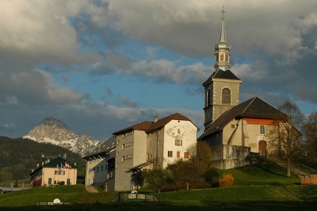 vue générale de l'église dans son environnement depuis l'Est