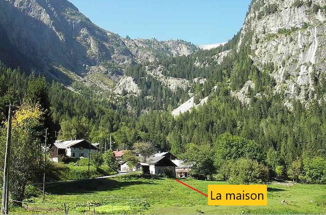 vue générale de la maison dans son environnement naturel