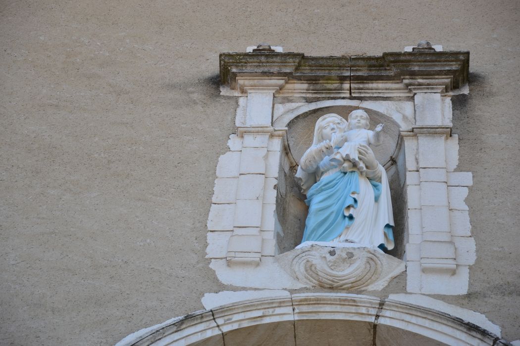 façade nord-est, détail de la niche surmontant le portail d’accès