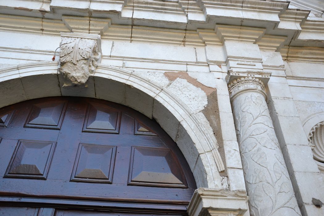 façade nord-est, portail d’accès, détail des décors