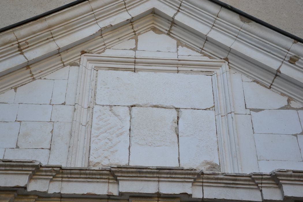 façade nord-est, portail d’accès, détail du fronton