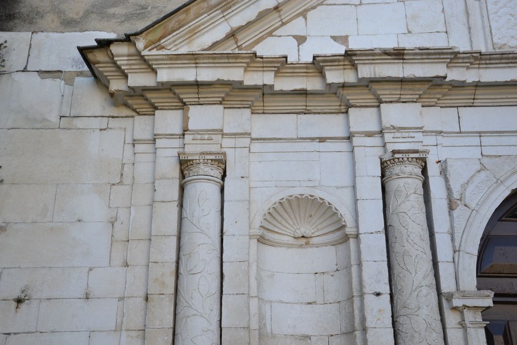 façade nord-est, niche latérale du portail d’accès, détail